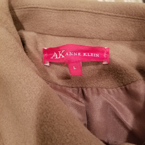 Button down winter coat - Picture 3 of 3